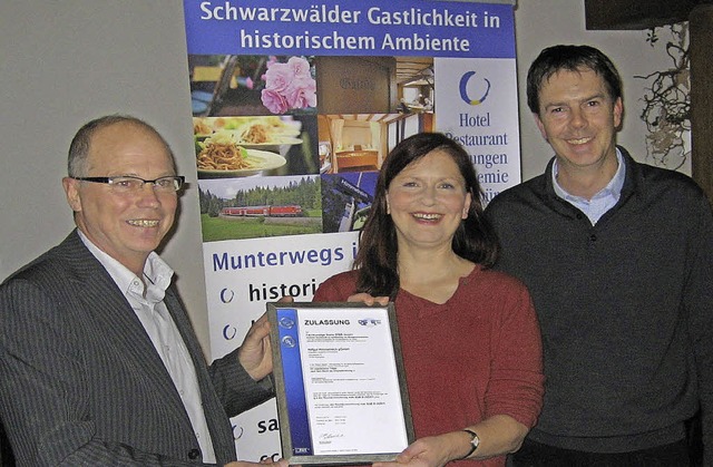 Karlheinz Bhrer berreichte Katharina...n Lauber das Zertifikat (von links).    | Foto: privat