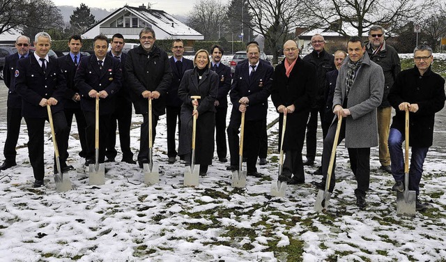 Das neue Feuerwehrgertehaus wird Wirk...n die Bauarbeiten offiziell begonnen.   | Foto: Volker Mnch