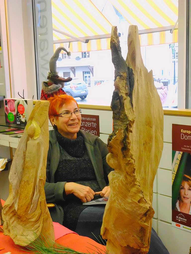 Holzfiguren und Engel prsentiert Elisa Vergez in Links Laden