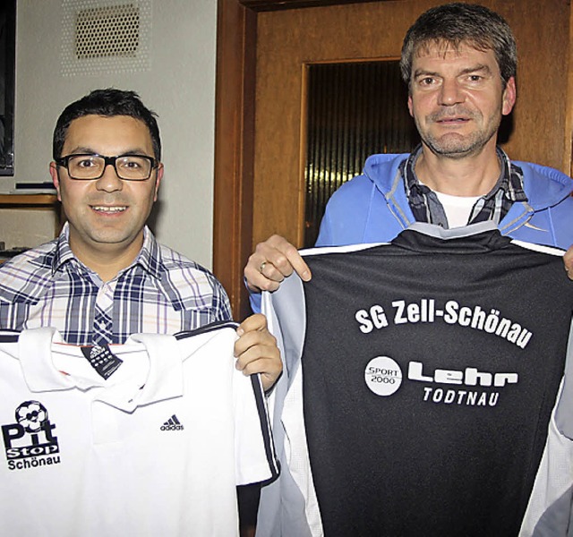 Mehmet Ermis (FC Schnau) und Paul Hee...er Jugendtrainer der SG Zell-Schnau.   | Foto: Fabry