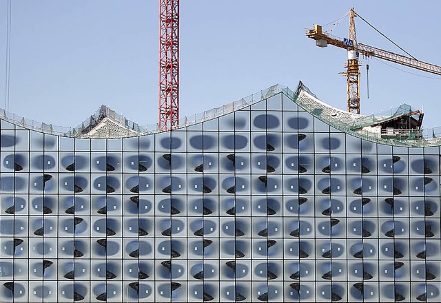 Bislang sind erst die Fassade und das ...stelle der Elbphilharmonie in Hamburg   | Foto: dapd