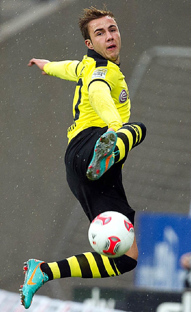 Kann (fast) alles mit dem Ball: Dortmunds Mario Gtze  | Foto: dpa