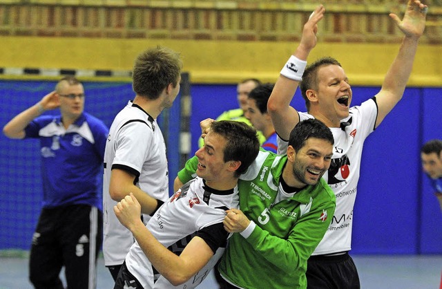 Riesenjubel gab es bei den Handballern...ach dem Sieg  gegen die SG Waldkirch    | Foto: Schn
