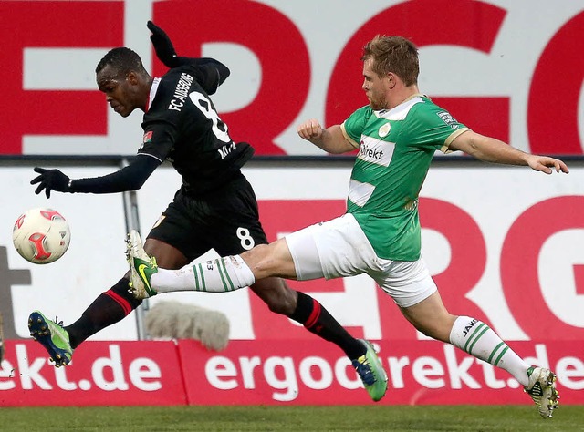 Was gut aussieht, ist nicht immer ein ... den Augsburger Musona zu attackieren.  | Foto: dpa