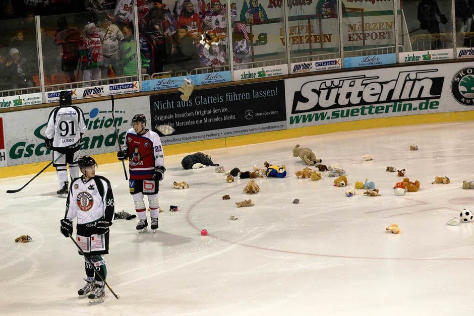 Fotos Teddy Bear Toss beim EHC Freiburg Freiburg Fotogalerien