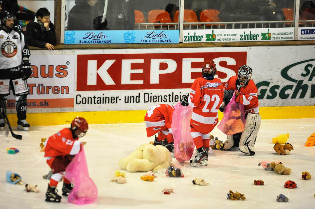 Mit 5:2 bezwang der EHC Freiburg am Sonntagabend die Erding Gladiators. Am meisten Spa hatten die Zuschauer aber wohl beim Teddy Bear Toss: 551 Stofftiere wurden aufs Eis geworfen und von den EHC-Bambinis eingesammelt. Die Klein- und Kleinstschler hatten zuvor selbst ihr Knnen gezeigt.