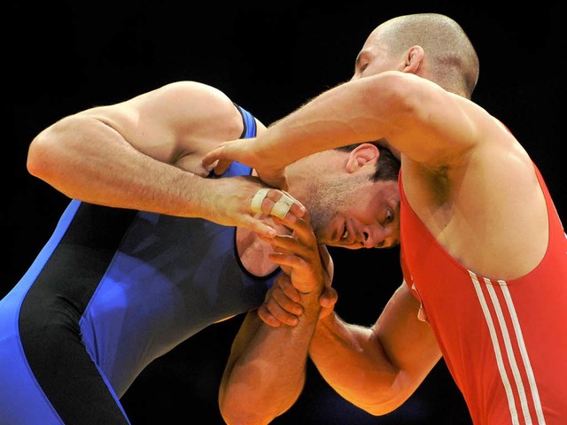 Der Pole Damian Janikowski (in Rot) &#...n den Bulgaren Hristo Diyanov Marinov.  | Foto: AFP