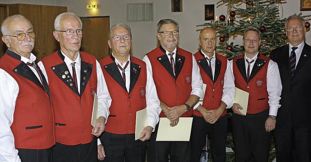 Harald Bobeth ehrte (von rechts) Horst...prsentant der Kapelle Hubert Bilharz.  | Foto: Schnabl