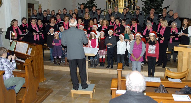 Der  Frauen-, Kinder und Mnnerchor be...ffhrung mit Dirigent  Roland Lffler.  | Foto: Roland Vitt