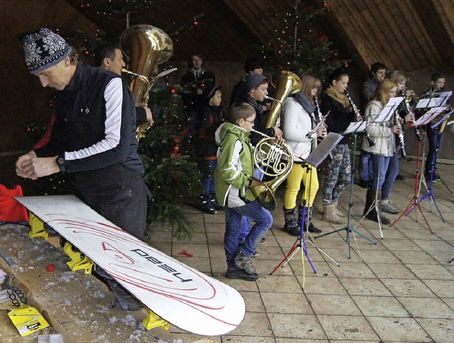 Ein tolles Debt gab die Jugendabteilu... es beim Adventsmarkt natrlich auch.   | Foto: Fotos: Roland Gutjahr