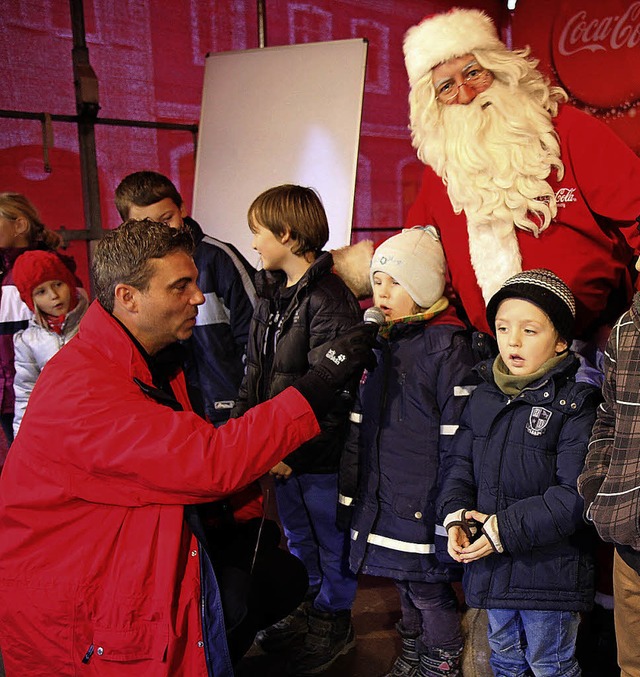Santa Claus statt Weihnachtsmann: Die ...bten den Rauschebart im roten Mantel.   | Foto: Dagmar Barber