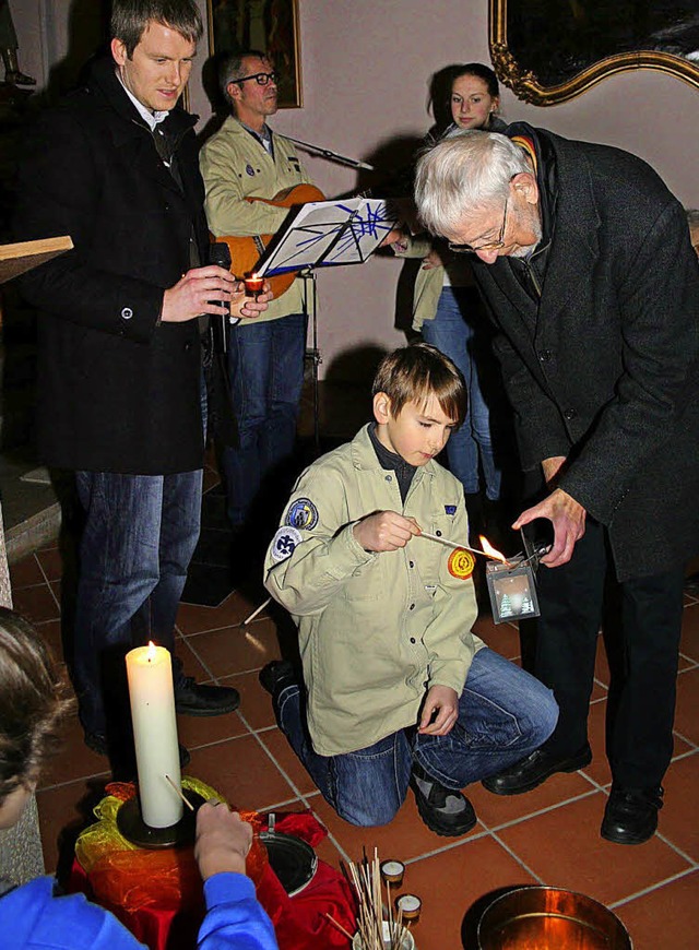 Zahlreiche Glubige nutzten die Gelege...n den Pfadfindern anznden zu lassen.   | Foto: Karin  Heiss