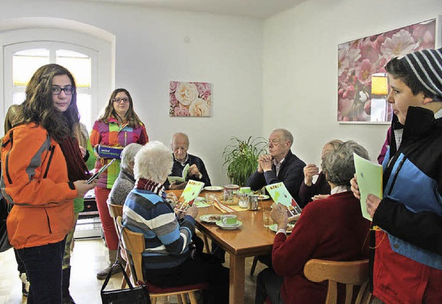 200 druckfrische Exemplare des &#8222;...sten des Altenzentrums St. Laurentius.  | Foto: Martha Weishaar