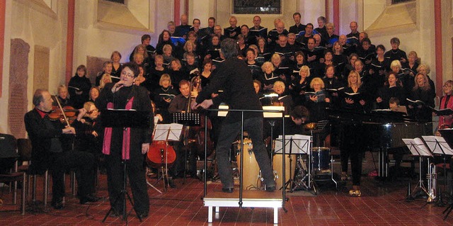 Jazz und Swing im Kirchenschiff: Angela Mink singt, Jrn Bartels dirigiert   | Foto: Hildegard Karig