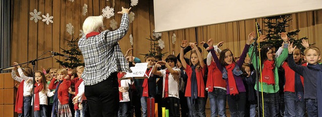 Und hoch die Arme! Der Schulchor beim ...htskonzert der Haupt- und Realschule.   | Foto: Wolfgang Knstle