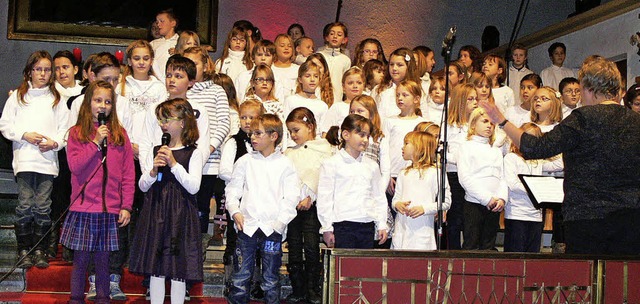 Der Schulchor begleitete musikalisch die Auffhrung in der Kirche.   | Foto: Dieter Fink