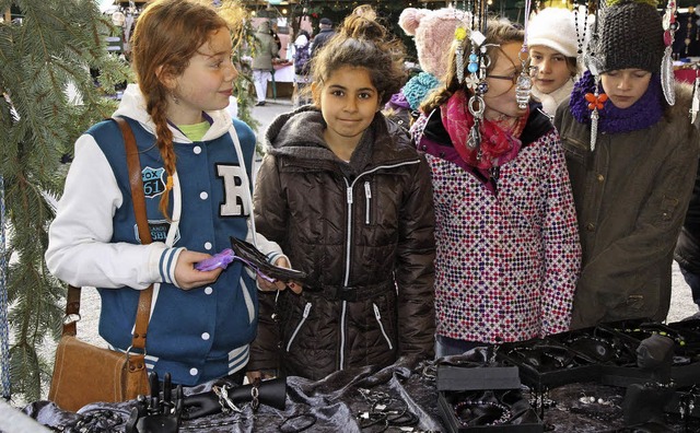 Moderner Schmuck lockte diese jungen Frauen an den Verkaufsstand.   | Foto: Frowalt Janzer