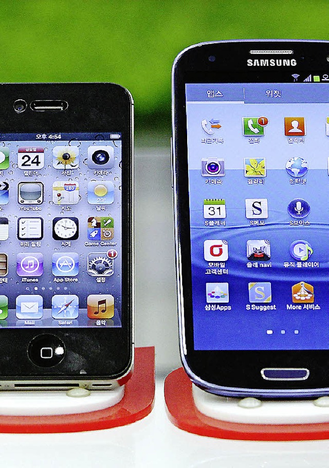 Smartphones (von links) oder edle Duft...eit in Offenburg zu den Einkaufshits.   | Foto: dpa/BZ