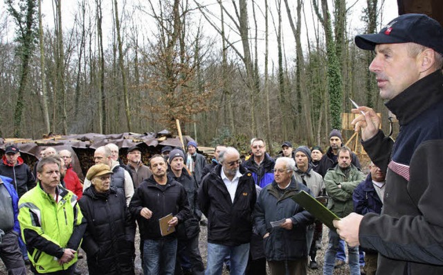 Revierfrster Ernst Krmer  versteiger...latthfen 49 sogenannte Brennholzlose.  | Foto: Silvia Faller