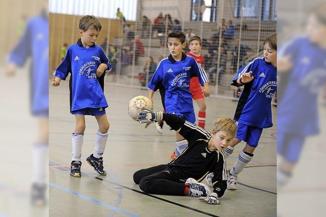Hallenbezirksmeisterschaften im Futsal: Jugendfuballer nehmen erste Hrde