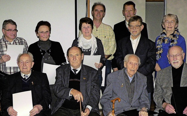 Die VdK-Jubilare (v. l.): Hans Andris ...hard Schpflin (letzte Reihe rechts).   | Foto: Georg Diehl