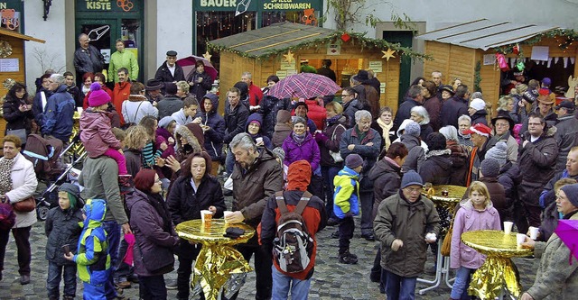 Zahlreich kamen die Besucher zur Verlo...nntagnachmittag auf den Rathausplatz.   | Foto: Hildegard Siebold