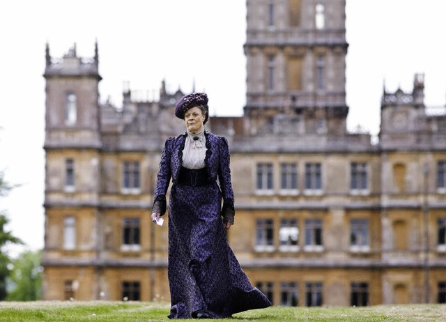 Downton Abbey: Lady Violett (Maggie Smith) vor dem Schloss  | Foto: Nick Briggs/ZDF