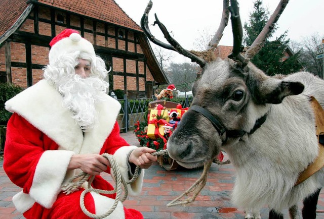 Weihnachtsmann mit Rentier  | Foto: A3464 Rainer Jensen