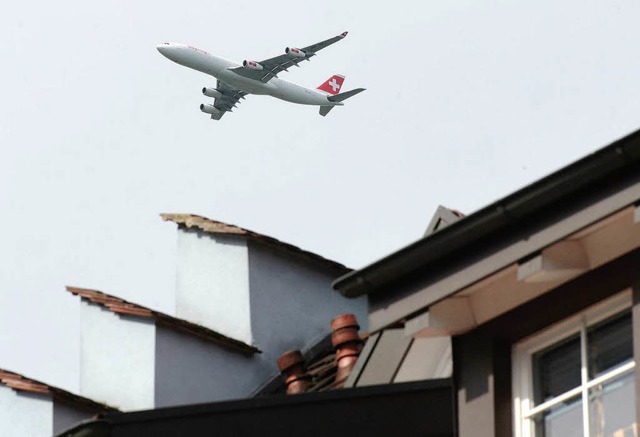 Ein Flugzeug fliegt  ber Hausdcher im baden-wrttembergischen Hohentengen  | Foto: dpa