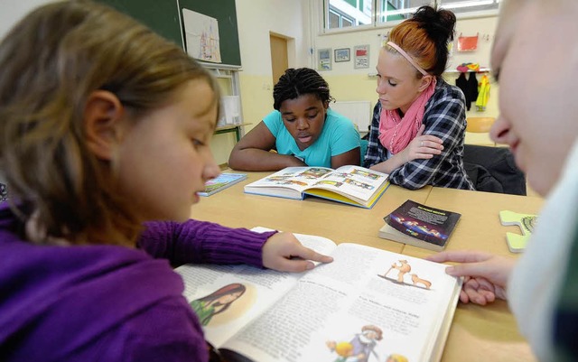 Auch in einer Grundschule in Halle helfen Lesepaten den Kindern  | Foto: dapd