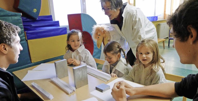 Starke Brcken aus Papier: Framo-Auszubildende begeisterten Kinder fr Technik.   | Foto: Eva Korinth