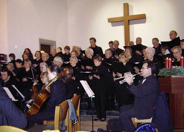 Fr eine musikalische Einstimmung auf ... waren auch zum Mitsingen eingeladen.   | Foto: Cornelia Selz