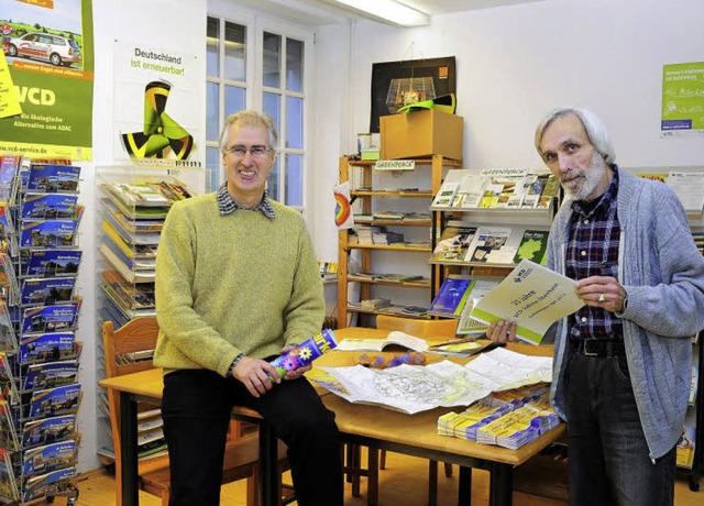 Jede Menge Infos zu kologischen Verke...es Linck (links) und Edgar Tutzlinski.  | Foto: Thomas Kunz