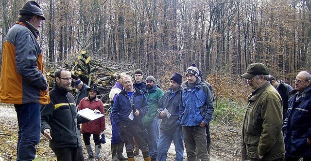 Auch fr Ortsvorsteher Grsslin (von l...versteigerung  sehr zufriedenstellend.  | Foto: Uli Fiedler