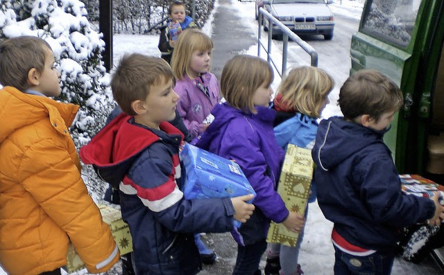 Schn verpackte Weihnachtspckchen bra... zu bedrftigen Familien in Rumnien.   | Foto: Kindergarten