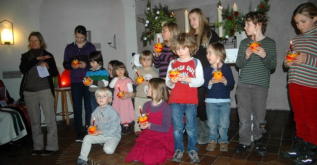 Das Licht der Welt: Beim letzten Akt d...n Thierbach gebastelten Christingles.   | Foto: Vera Winter