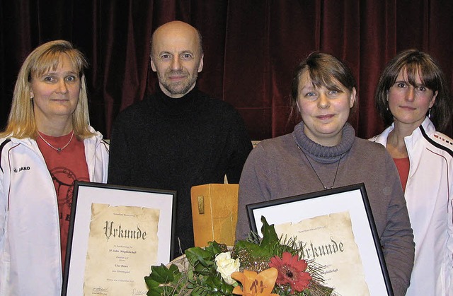 Vorsitzende Gitta Sachs-Nesselbosch eh...r gratulierte den beiden (von links).   | Foto: Bode