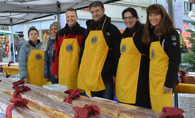 Hefezopfverkauf des Lions Club Offenbu...laus Haa, Ulrich Kipper und Anja Neff  | Foto: Ralf Burgmaier