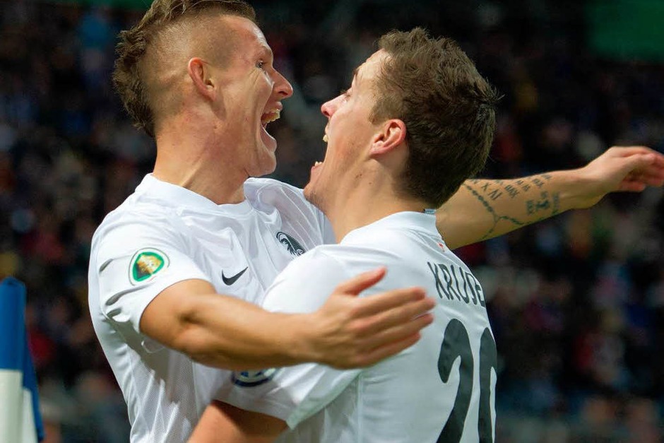 Max Kruse (r.) und Torschütze Jonathan Schmid (l.) jubeln über das 1:0 im Karlsruher Wildparkstadion. Das Tor fällt schon nach 61 Sekunden. (Foto: dpa) Max Kruse (r.) und Torschütze Jonathan Schmid (l.) jubeln über das 1:0 im Karlsruher Wildparkstadion. Das Tor fällt schon nach 61 Sekunden. (Foto: dpa)