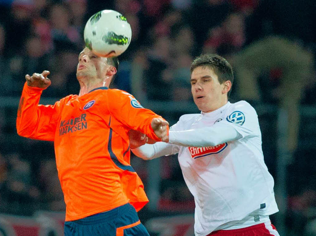 Wer kann den Ballbesitz behaupten? Der Karlsruher Koen van der Biezen im Zweikampf mit Johannes Flum vom SC Freiburg.