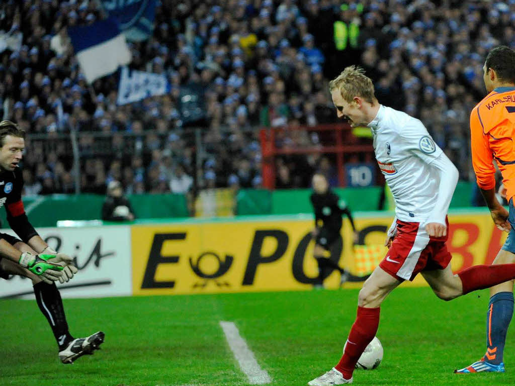 Arbeitssieg im Derby: Der SC Freiburg bezwingt den Karlsruher SC und zieht ins Viertelfinale des DFB-Pokals ein.