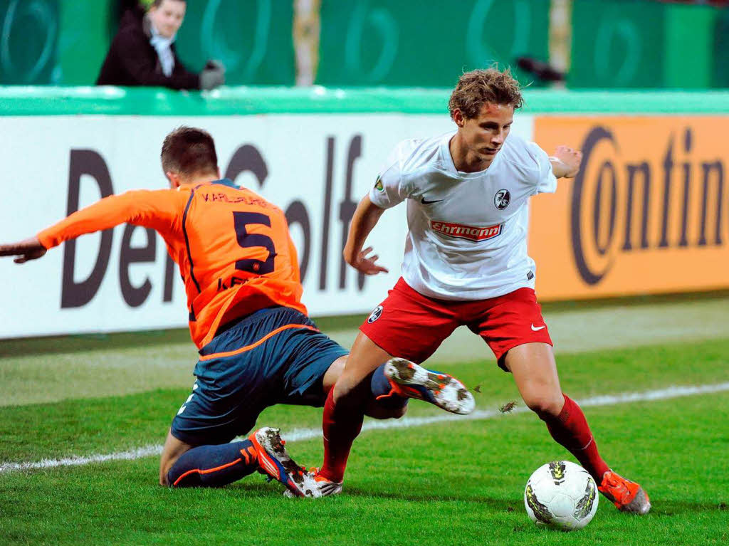 Der Karlsruher Dennis Kempe versucht, einen Angriff des Freiburgers Vegar Eggen Hedenstad abzuwehren.