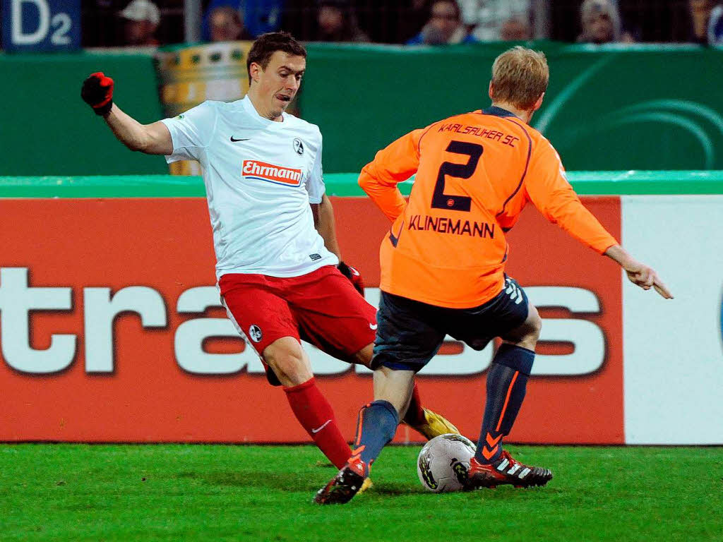 Arbeitssieg im Derby: Der SC Freiburg bezwingt den Karlsruher SC und zieht ins Viertelfinale des DFB-Pokals ein.