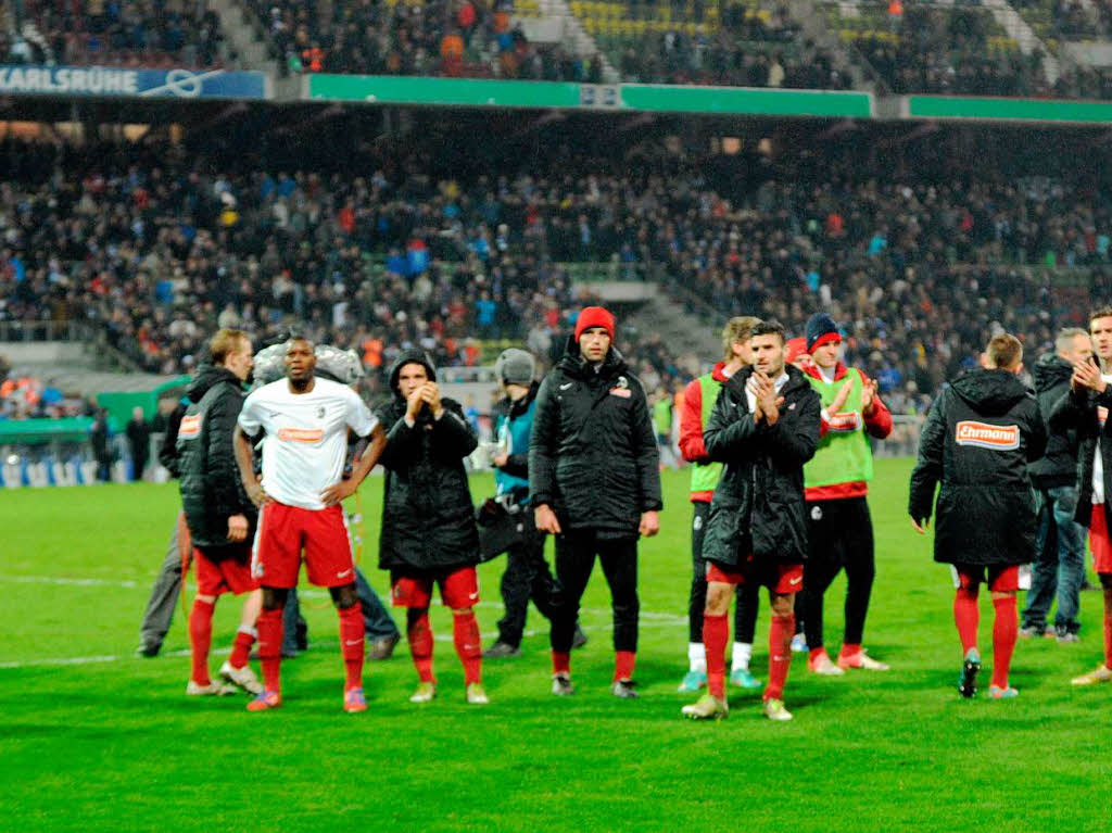 Arbeitssieg im Derby: Der SC Freiburg bezwingt den Karlsruher SC und zieht ins Viertelfinale des DFB-Pokals ein.