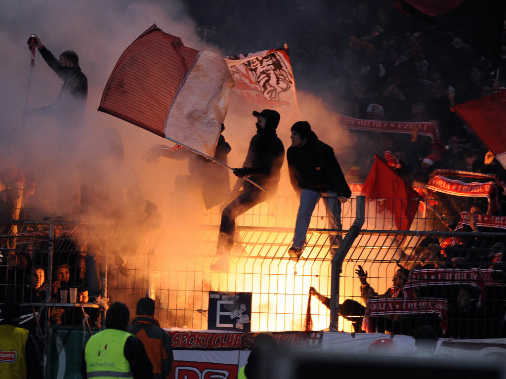 Pyros im Stadion.