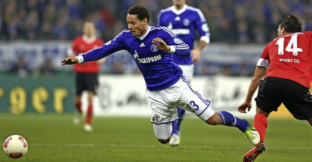 Jermaine Jones vom FC Schalke (links) ...linger ( Mainz) kmpfen um den Ball.    | Foto: dpa