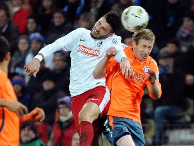 Kopfballduell zwischen     Daniel Cali...)  und Philipp Klingmann (Karlsruher S  | Foto: Michael Heuberger