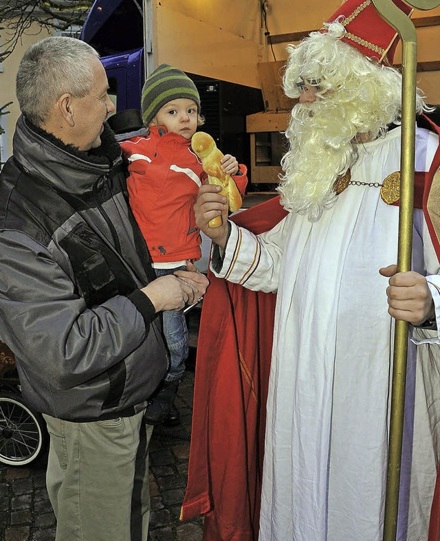 Im vergangenen Jahr besuchte der Nikol...er Geschenke fr den Nachwuchs geben.   | Foto: Bernhard Rein