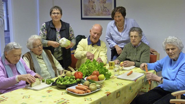 Beim gemeinsamen Kochen in der Nachbar...n des Kochstudios (Dritte von rechts)   | Foto: Alfons Vgele