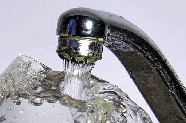 Der Emmendinger Gemeinderat erhöht den Wasserpreis und splittet die Abwassergebühr